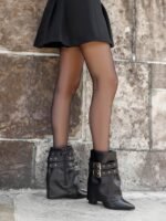 BOTTINES NOIRES À SANGLES ET BOUCLES MÉTALLIQUES