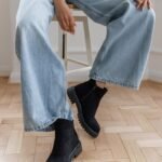 BOTTINES CHELSEA NOIRES EN SUÉDINE AVEC SEMELLE CRANTÉE
