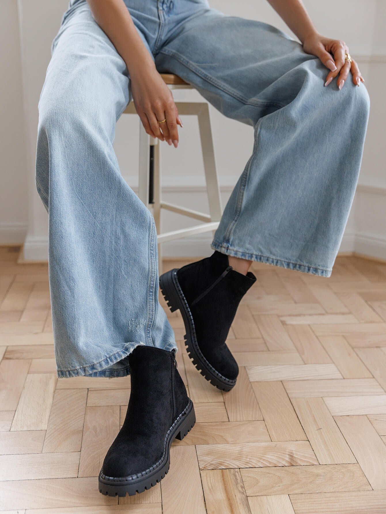 2515a-1.jpg BOTTINES CHELSEA NOIRES EN SUÉDINE AVEC SEMELLE CRANTÉE – Image 1