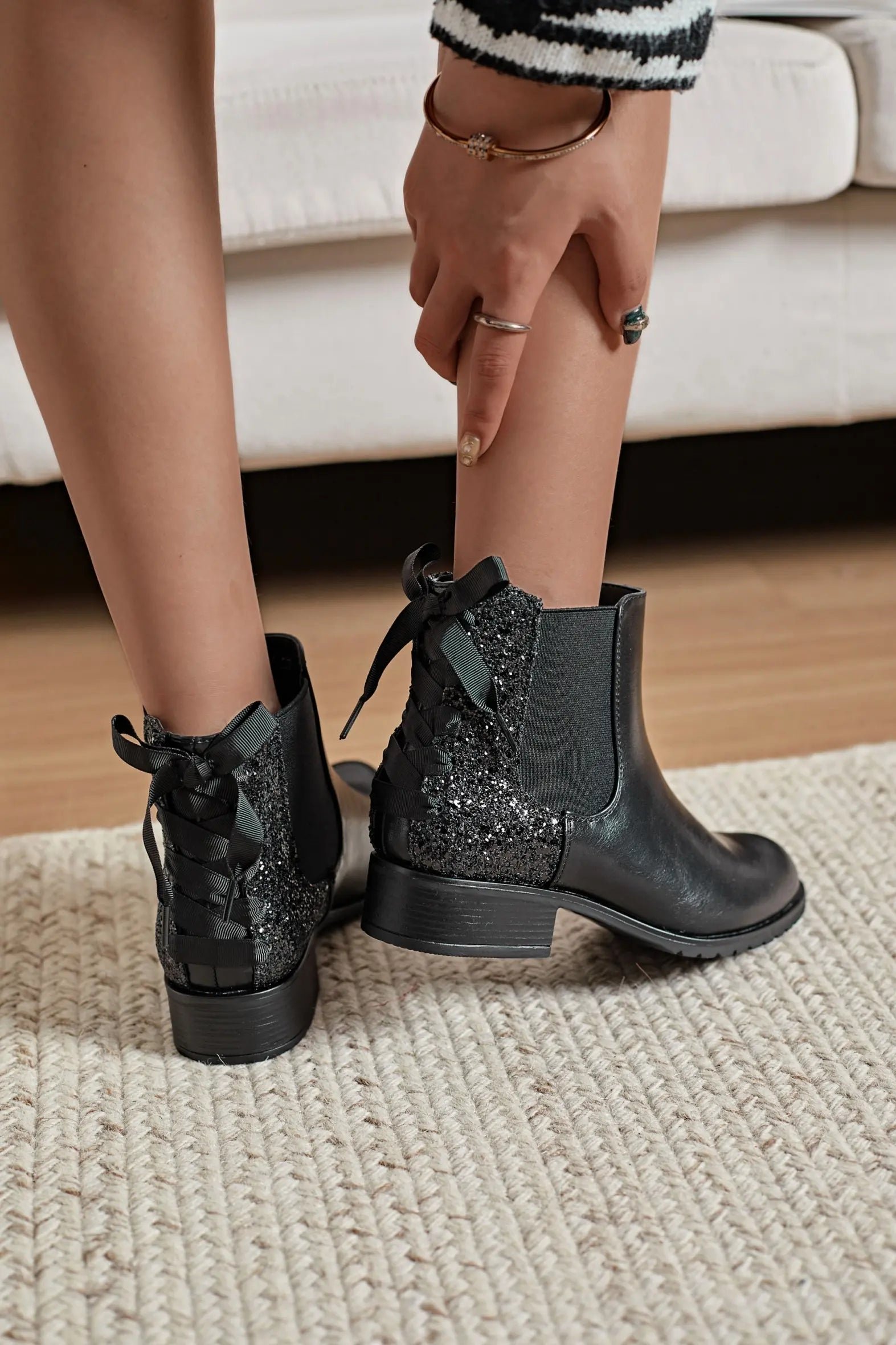 4eb45767286e013c19e7b7b10766.jpg BOTTINES CHELSEA NOIRES FEMME AVEC PAILLETTES ET NŒUD SATIN – Image 1