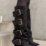 BOTTES NOIRES À GRANDES BOUCLES – STYLE GLAM CHIC