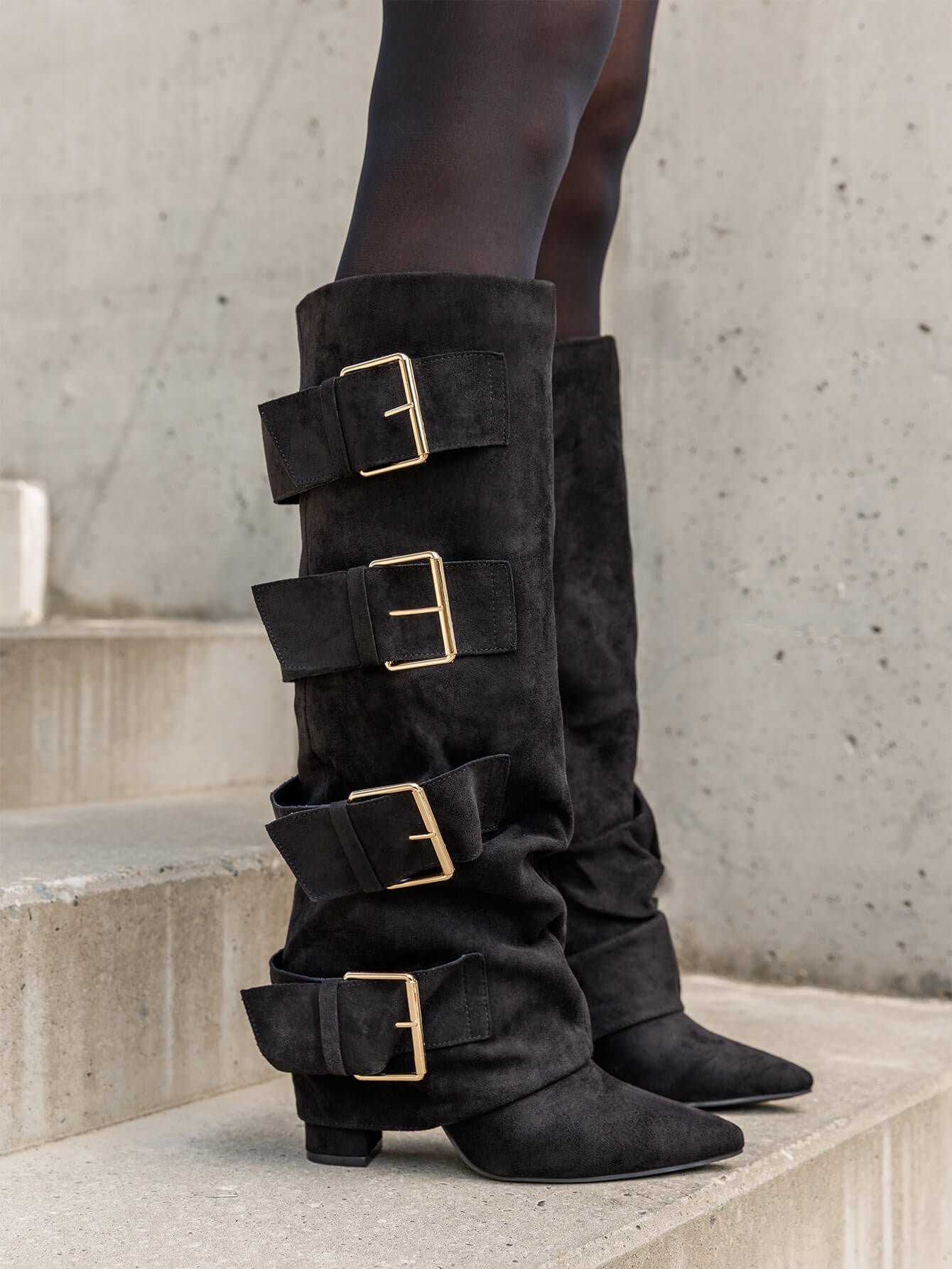 7677a-1.jpg BOTTES NOIRES À GRANDES BOUCLES – STYLE GLAM CHIC – Image 1