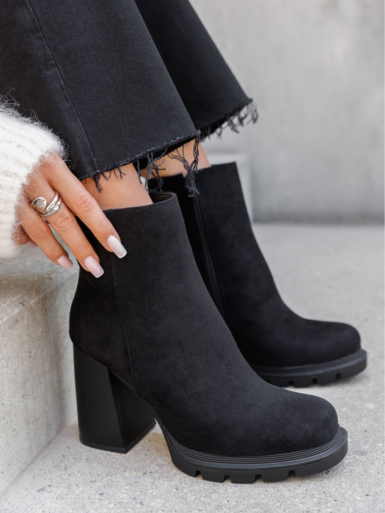 7680a-1.jpg BOTTINES NOIRES À TALON ÉPAIS EN SUÉDINE – Image 1