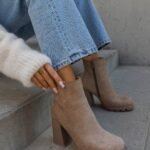 BOTTINES BEIGE À TALON ÉPAIS EN SUÉDINE