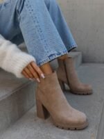 BOTTINES BEIGE À TALON ÉPAIS EN SUÉDINE