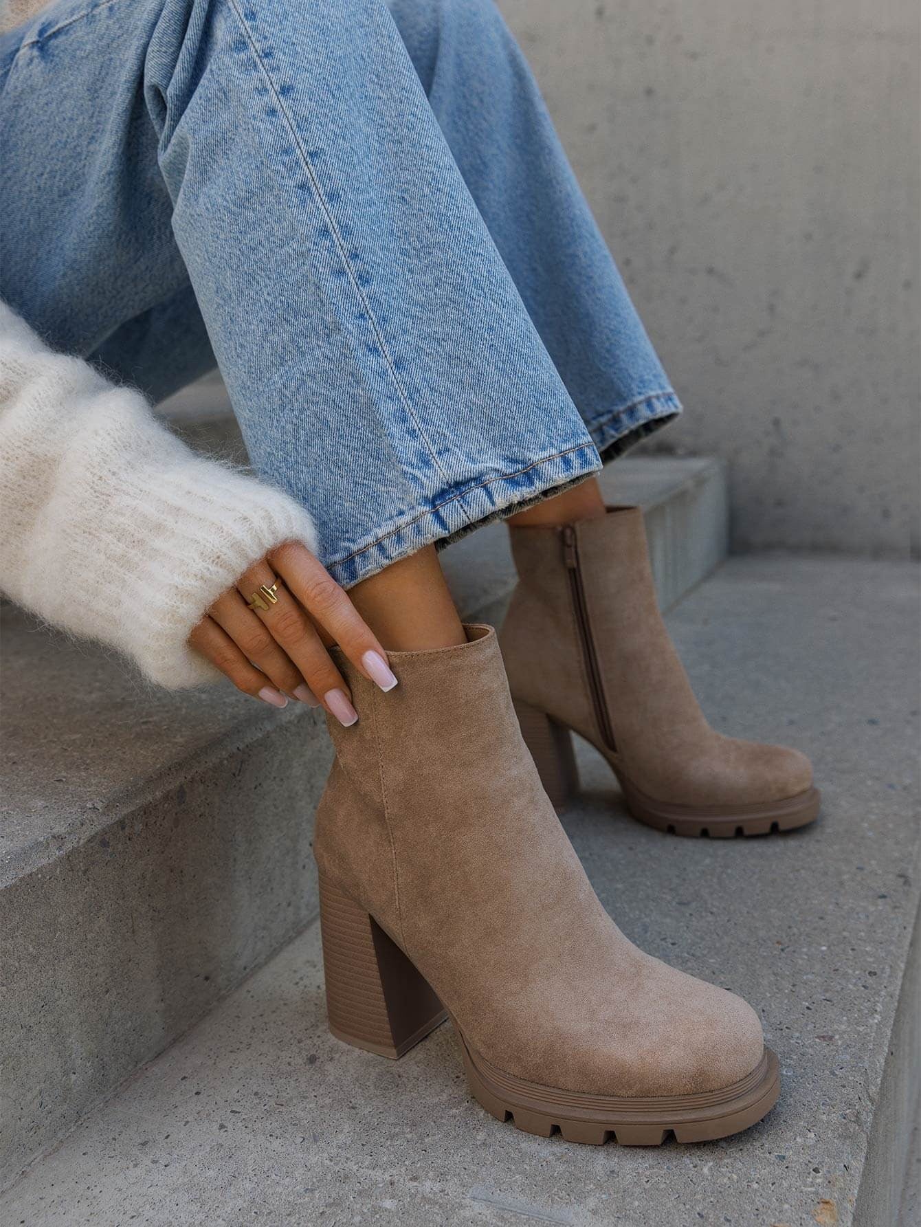 7680a-1_3.jpg BOTTINES BEIGE À TALON ÉPAIS EN SUÉDINE – Image 1