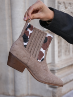 BOTTINES TAUPE FEMME À TALON – DÉTAIL IMPRIMÉ VACHE – Image 2