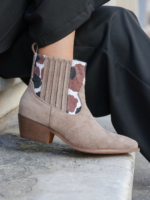 BOTTINES TAUPE FEMME À TALON – DÉTAIL IMPRIMÉ VACHE – Image 3