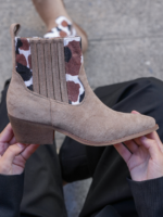 BOTTINES TAUPE FEMME À TALON – DÉTAIL IMPRIMÉ VACHE – Image 4