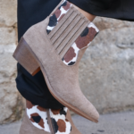 BOTTINES TAUPE FEMME À TALON – DÉTAIL IMPRIMÉ VACHE