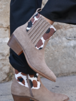 BOTTINES TAUPE FEMME À TALON – DÉTAIL IMPRIMÉ VACHE