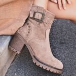BOTTINES TAUPE À TALON AVEC BOUCLE ET CLOUS