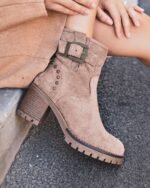 BOTTINES TAUPE À TALON AVEC BOUCLE ET CLOUS