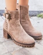 BOTTINES TAUPE À TALON AVEC BOUCLE ET CLOUS – Image 2