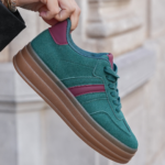 BASKETS VERT ÉMERAUDE AVEC DÉTAILS BORDEAUX