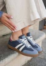 SNEAKERS BLEUES RÉTRO AVEC DÉTAIL BORDEAUX – Image 2