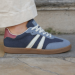 SNEAKERS BLEUES RÉTRO AVEC DÉTAIL BORDEAUX