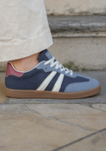 SNEAKERS BLEUES RÉTRO AVEC DÉTAIL BORDEAUX