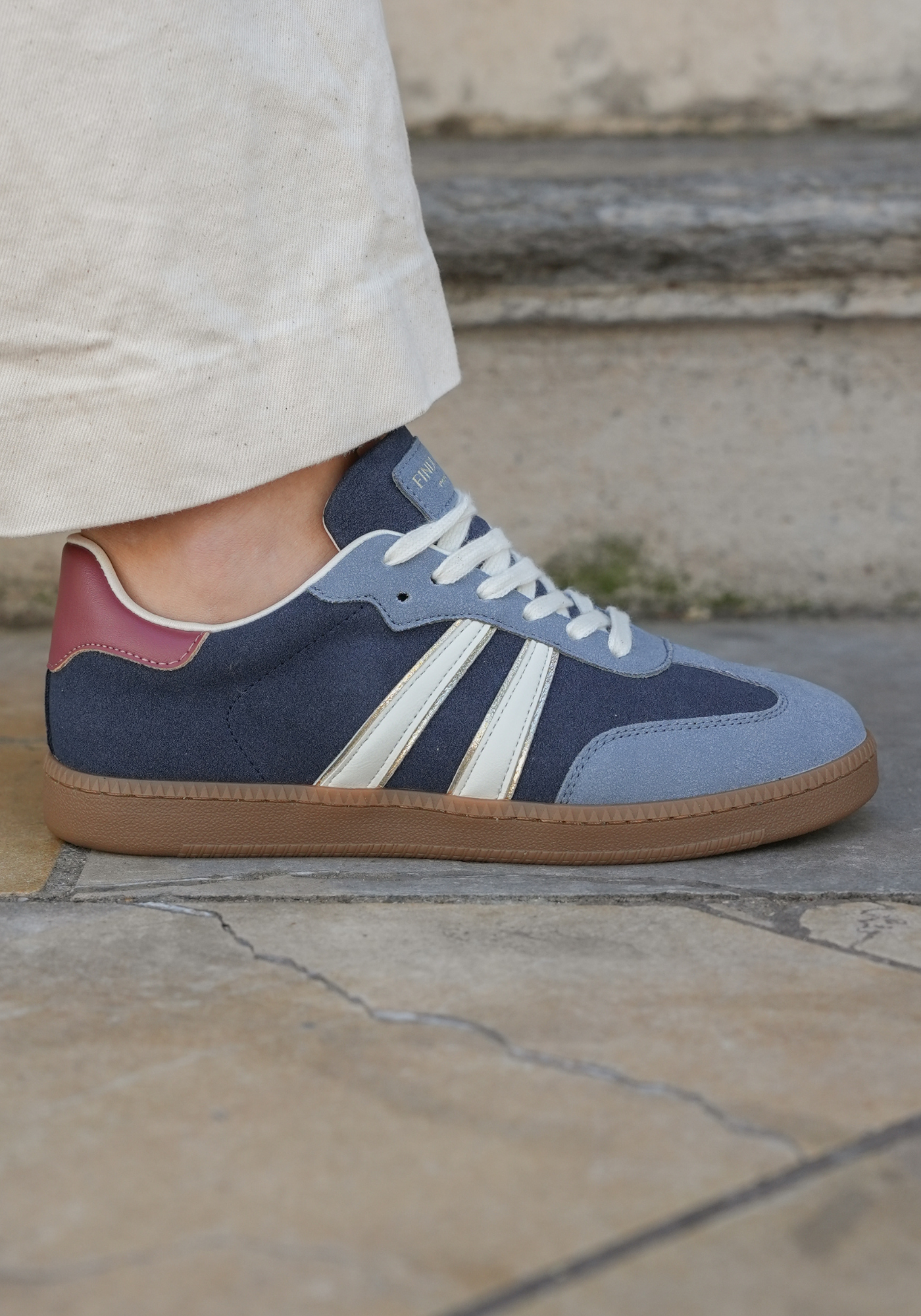 PHOTOSPRODUITS-2025-09-22T230346.049.png SNEAKERS BLEUES RÉTRO AVEC DÉTAIL BORDEAUX – Image 1