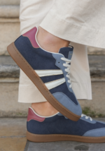SNEAKERS BLEUES RÉTRO AVEC DÉTAIL BORDEAUX – Image 3