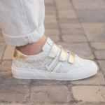 BASKETS FEMME BLANCHES & DORÉES À SCRATCH – STYLE CHIC
