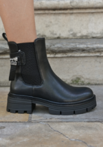 BOTTINES NOIRES CHELSEA – DÉTAIL MÉTALLIQUE – Image 3