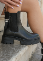 BOTTINES NOIRES CHELSEA – DÉTAIL MÉTALLIQUE – Image 4