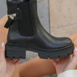 BOTTINES NOIRES CHELSEA – DÉTAIL MÉTALLIQUE