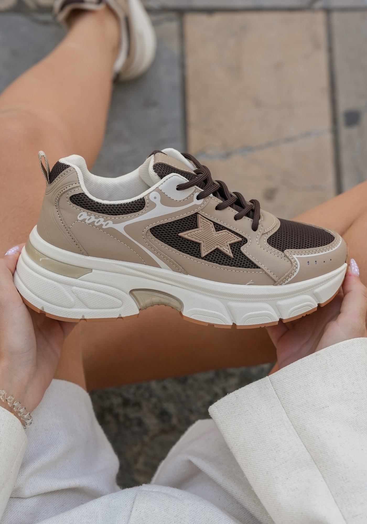 PHOTOS_PRODUITS_-_2025-09-12T222135.928.png SNEAKERS BEIGE ET MARRON – Image 1