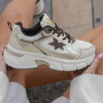 SNEAKERS BLANCHES ET CHOCOLAT