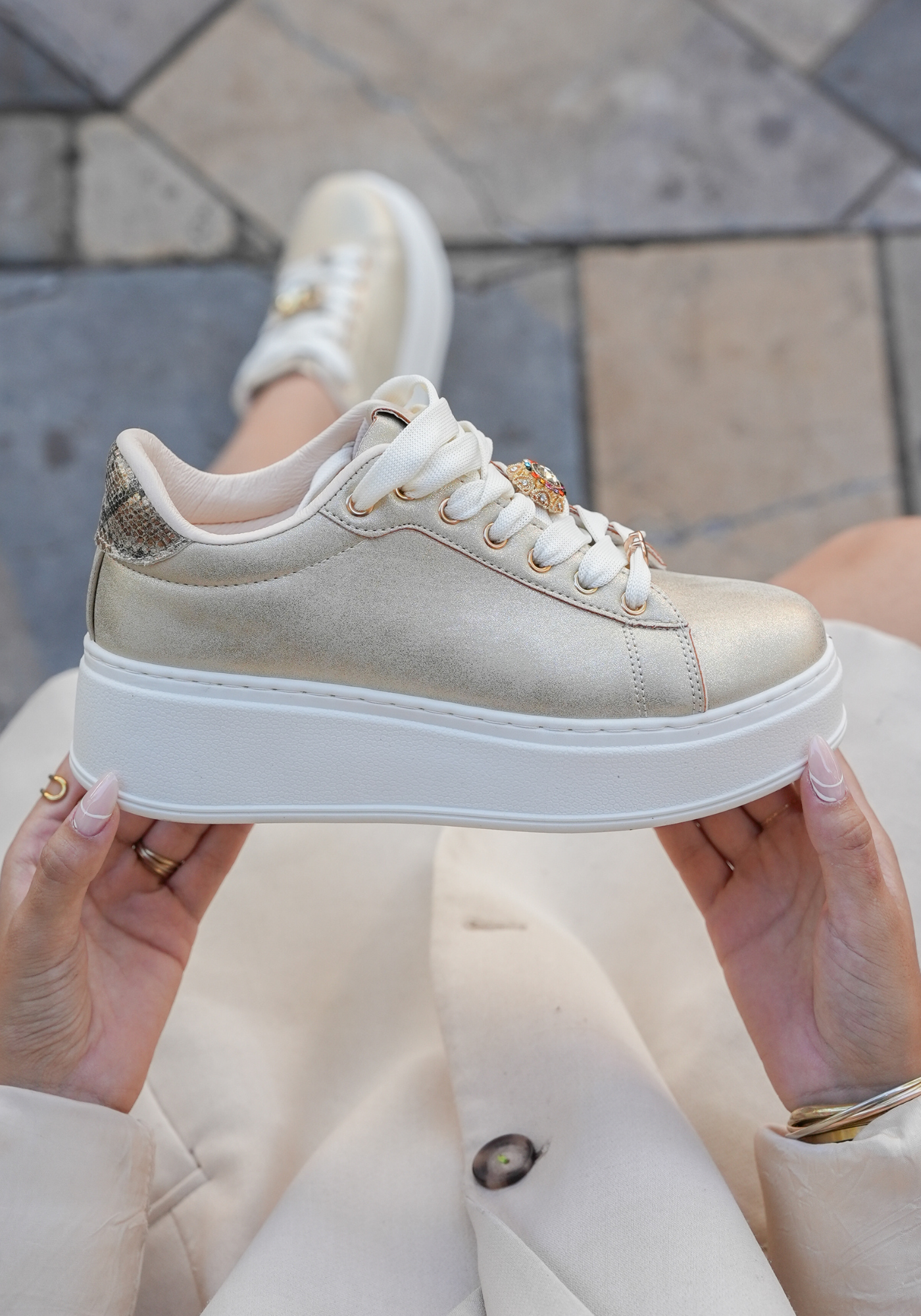 PHOTOS_PRODUITS_-_2025-09-18T184847.478.png SNEAKERS PLATEFORME OR FEMME AVEC DÉTAIL BIJOU – Image 1