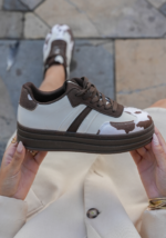 SNEAKERS MOTIF VACHE MARRON ET BLANC – Image 2