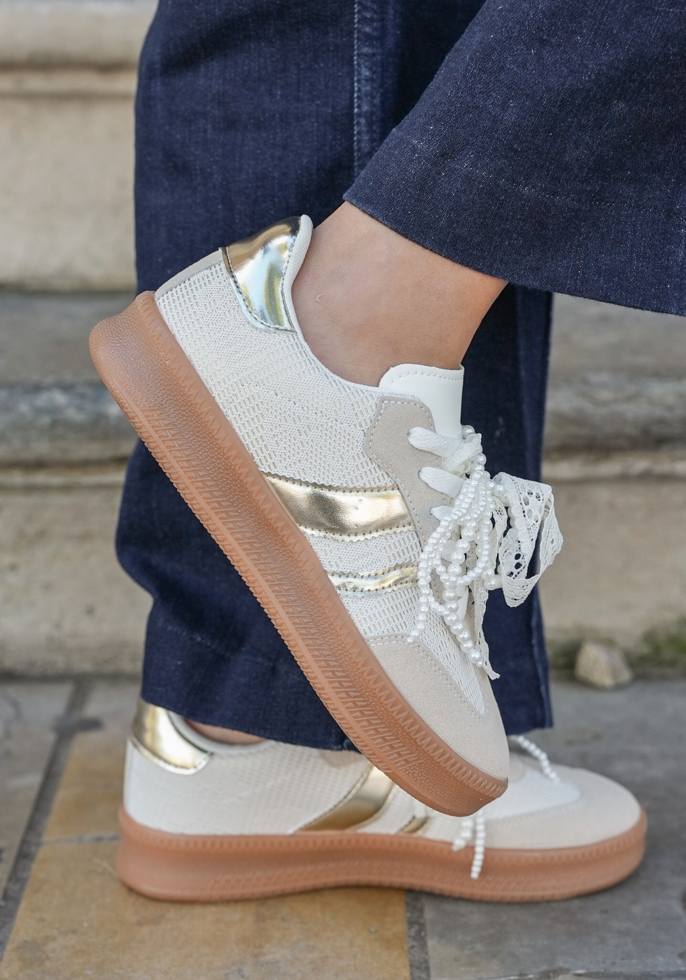 PHOTOS_PRODUITS_-_2025-09-22T225849.417.png SNEAKERS BLANCHES ET DORÉES FEMME AVEC SEMELLE GOMME – Image 1