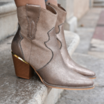 BOTTINES COWBOY TAUPE À TALON