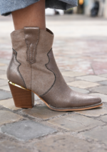 BOTTINES COWBOY TAUPE À TALON – Image 2