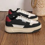 BASKETS NOIRES ET BLANCHES AVEC DÉTAIL ROUGE "J’ADORE"
