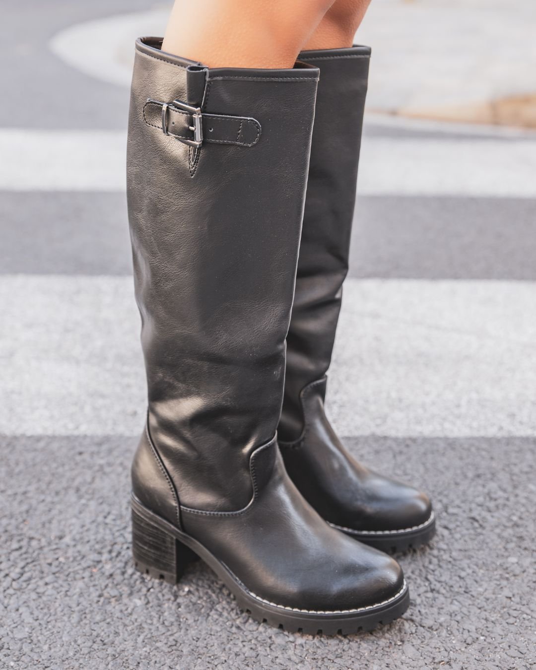 c-2024-09-20T101433.832.jpg BOTTES HAUTES À TALONS & BOUCLE ÉLÉGANTE – Image 1
