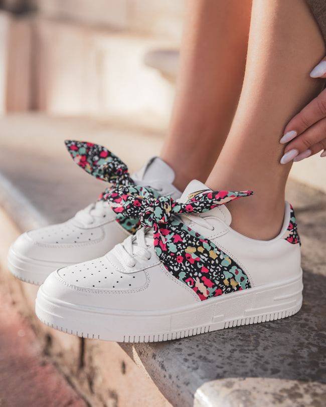 cl11-sneakers-36-noir-basket-femme-blanche-bandana-en-toile-cle02-black-54007207493981_8fdd512d-6a79-442c-8ac1-7ce6d21e4502.jpg BASKETS FEMME BLANCHES AVEC NŒUD IMPRIMÉ – STYLE TENDANCE – Image 1