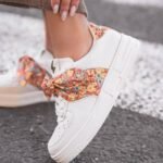 BASKETS FEMME BLANCHES – LACETS BANDANA ORANGE FLEURI