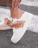 BASKETS FEMME BLANCHES – LACETS BANDANA ORANGE FLEURI