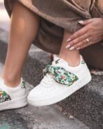 BASKETS FEMME BLANCHES AVEC NŒUD EXOTIQUE – STYLE TENDANCE