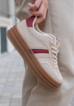 BASKETS BEIGE ET ROUGE À SEMELLE ÉPAISSE – Image 3