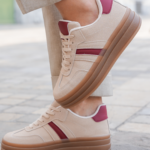 BASKETS BEIGE ET ROUGE À SEMELLE ÉPAISSE