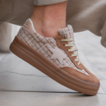 BASKETS BEIGE ET BLANCHE À ÉTOILE