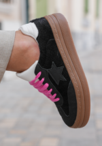 BASKETS NOIRES À ÉTOILE AVEC LACETS ROSES – Image 3