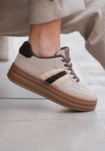 BASKETS TAUPE À SEMELLE ÉPAISSE ET DÉTAILS EN LAINE BOUCLÉE – Image 2