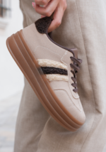 BASKETS TAUPE À SEMELLE ÉPAISSE ET DÉTAILS EN LAINE BOUCLÉE