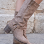 BOTTES HAUTES TAUPE À TALON AVEC BOUCLES ET CLOUS