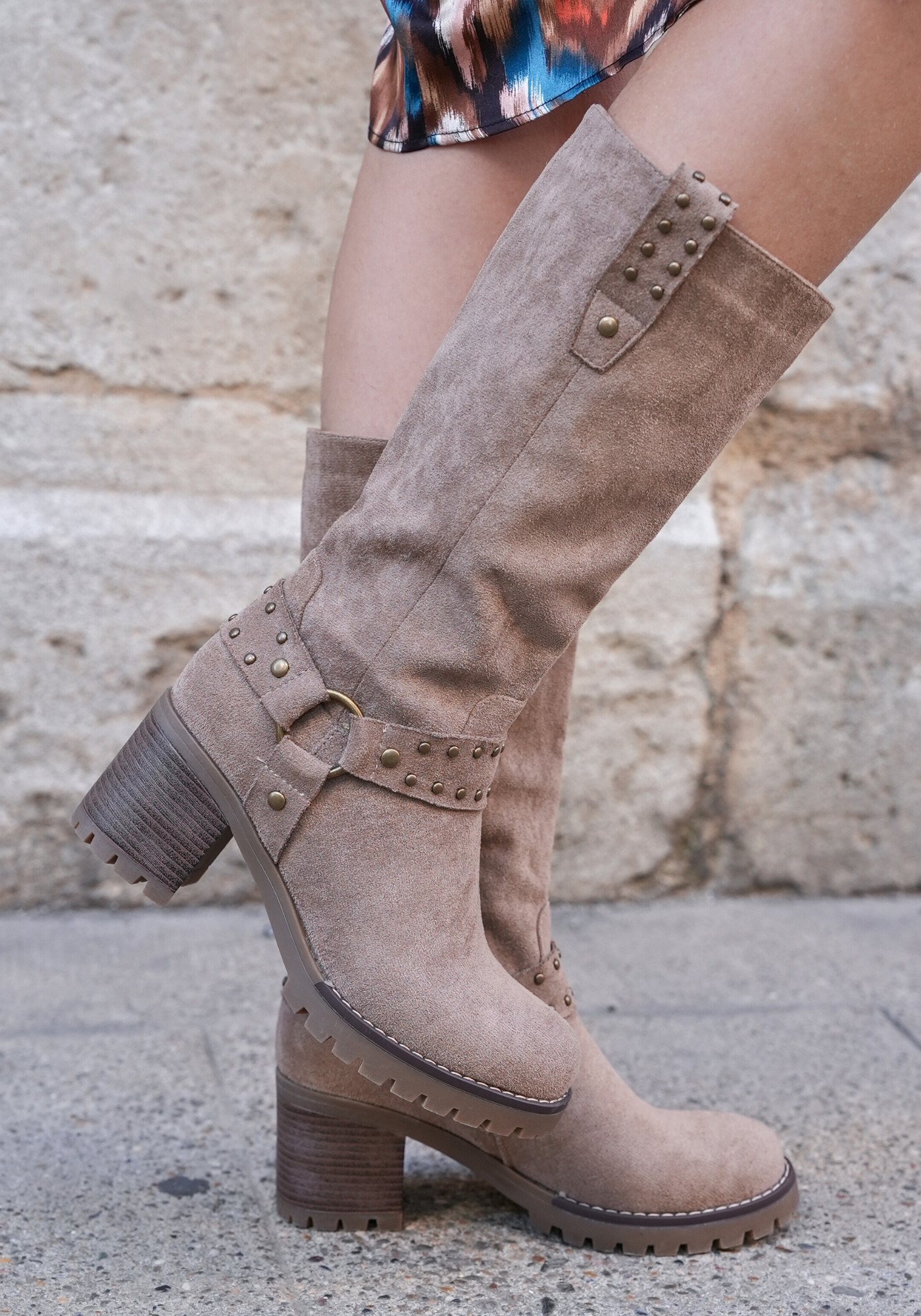 hoesita_-_2025-09-02T223605.011.png BOTTES HAUTES TAUPE À TALON AVEC BOUCLES ET CLOUS – Image 1