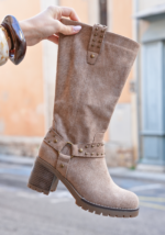 BOTTES HAUTES TAUPE À TALON AVEC BOUCLES ET CLOUS – Image 2